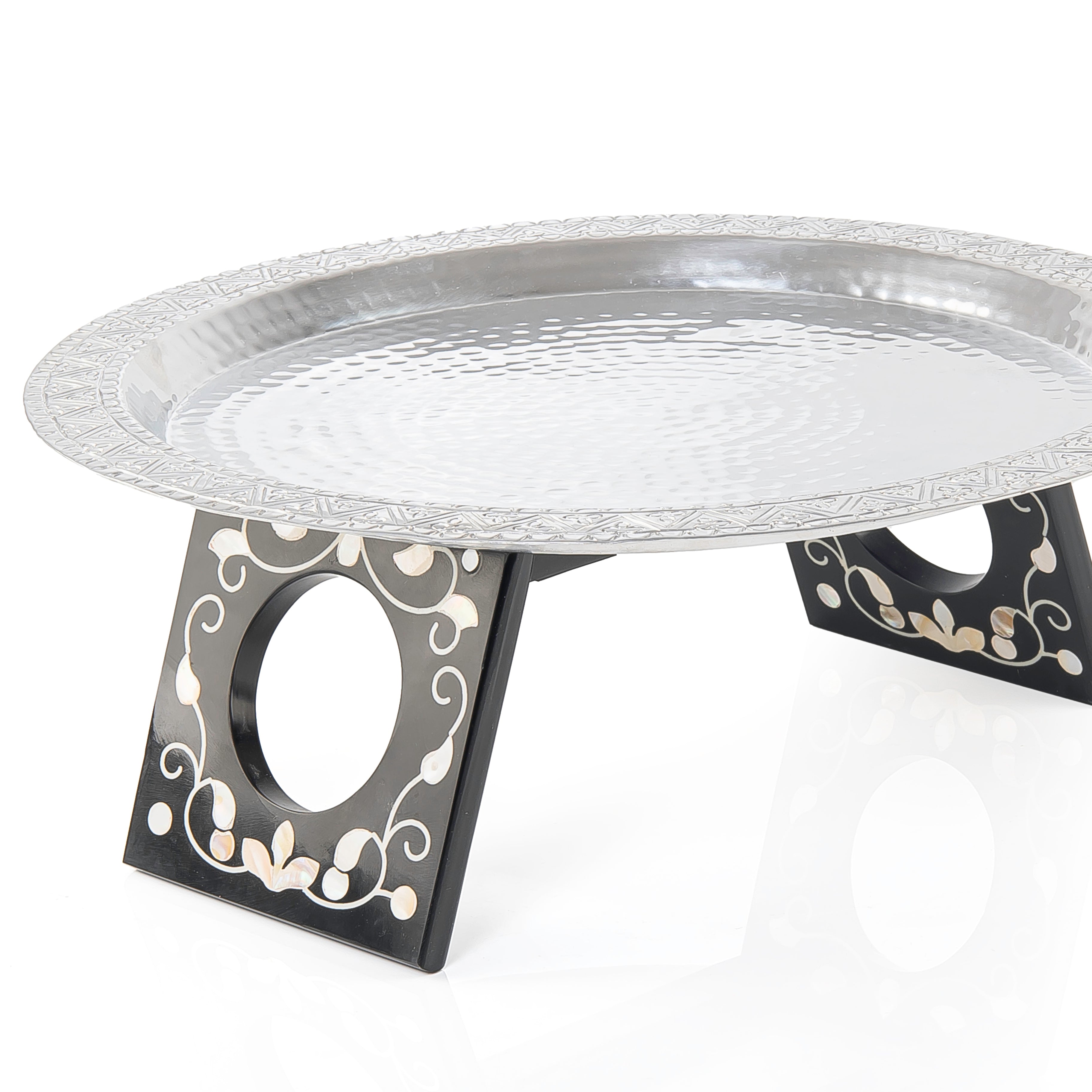 صينية تقديم دائرية مصنوعة من الألمنيوم مع قاعدة من الخشب والصدف - وسط