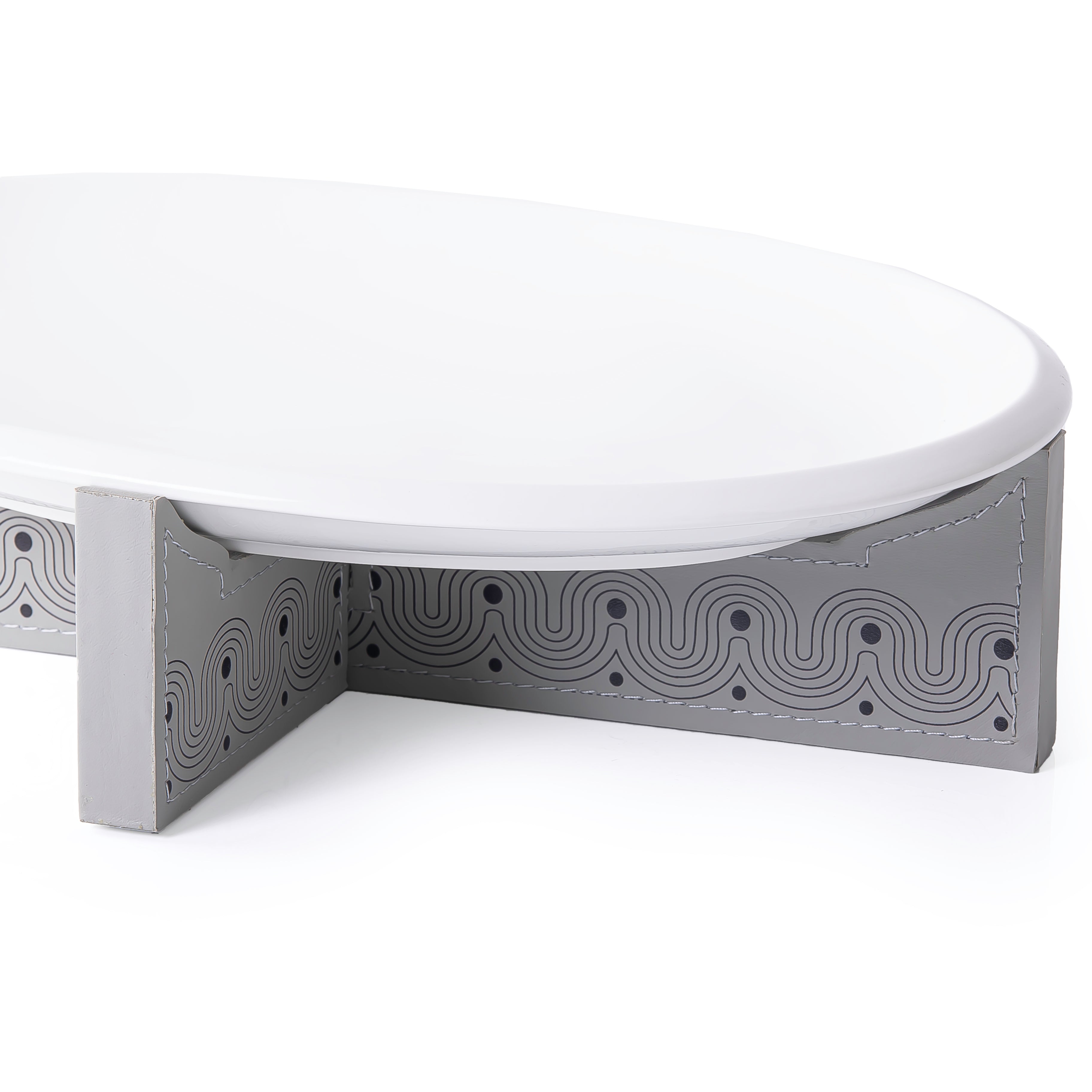 ستاند خشب بتلبيسة جلد مزخرفة مع طبق سيراميك بتصميم بيضاوي - وسط