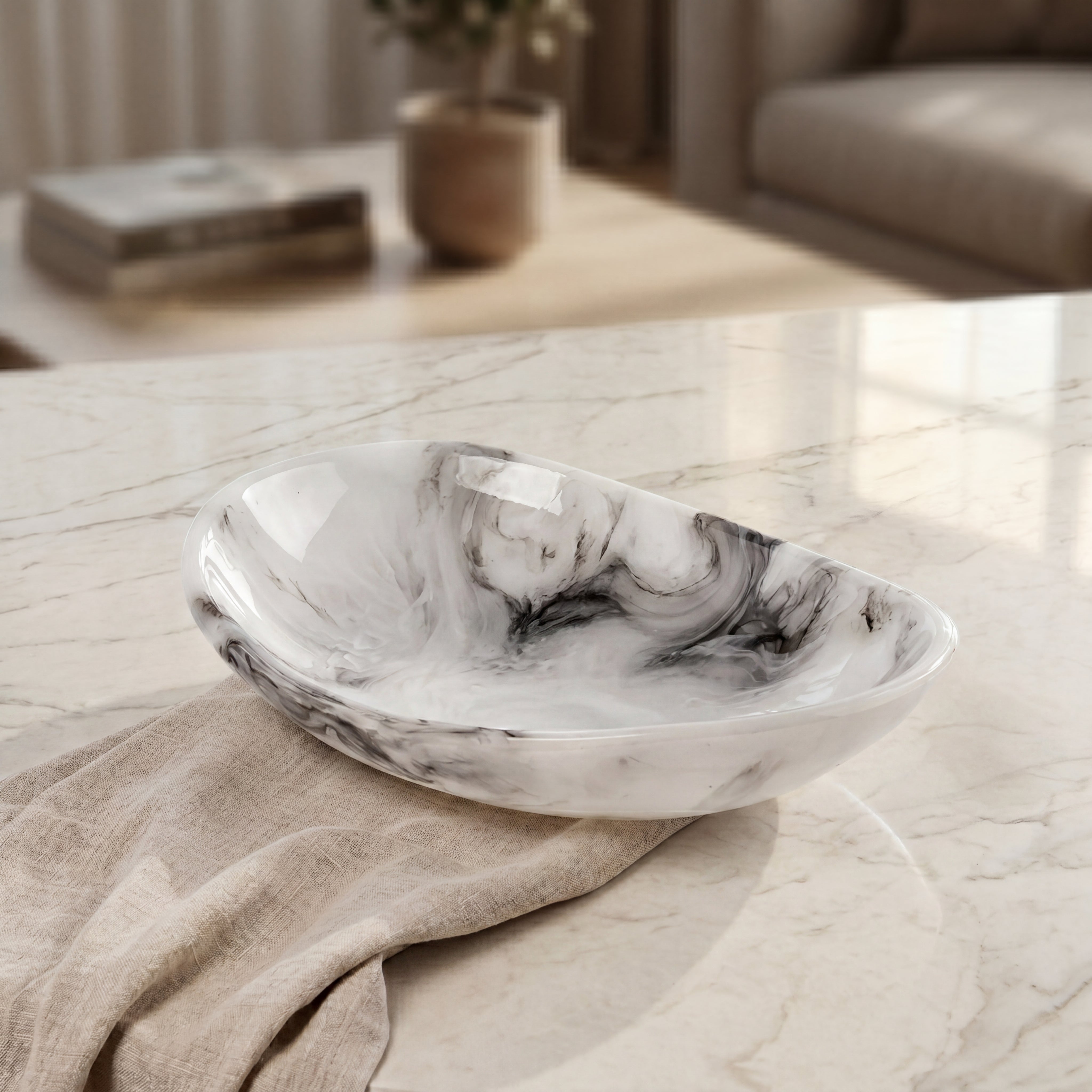 Medium Resin Oval Plate - Black&white