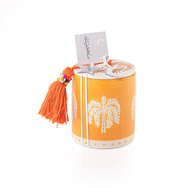 علبة قرقيعان من الخزف بتصميم أسطواني مزينة بنقش نخيل