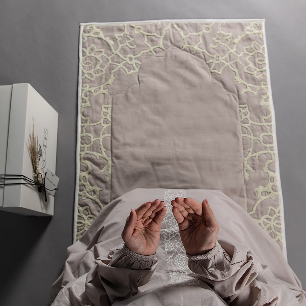 طقم صلاة من القطن يتكون من ثوب وسجادة  مستطيلة مع بوكس هدية