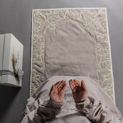 طقم صلاة من القطن يتكون من ثوب وسجادة  مستطيلة مع بوكس هدية