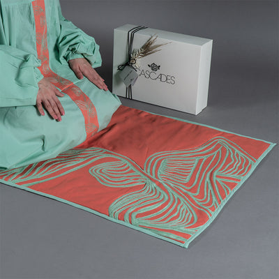 طقم صلاة من القطن يتكون من ثوب وسجادة  مستطيلة مع بوكس هدية