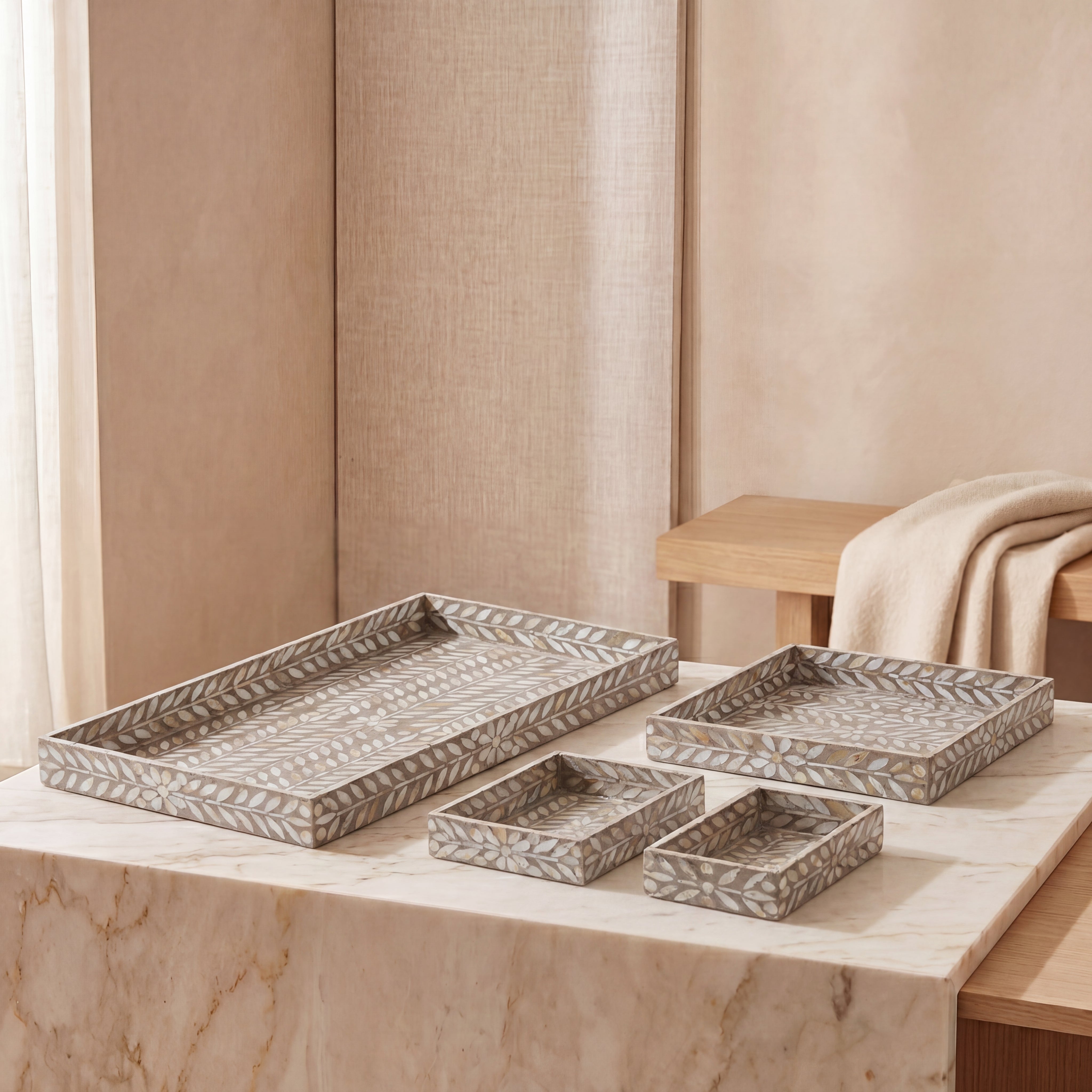 Set of mother of pearl 4 trays in different sizes - brown